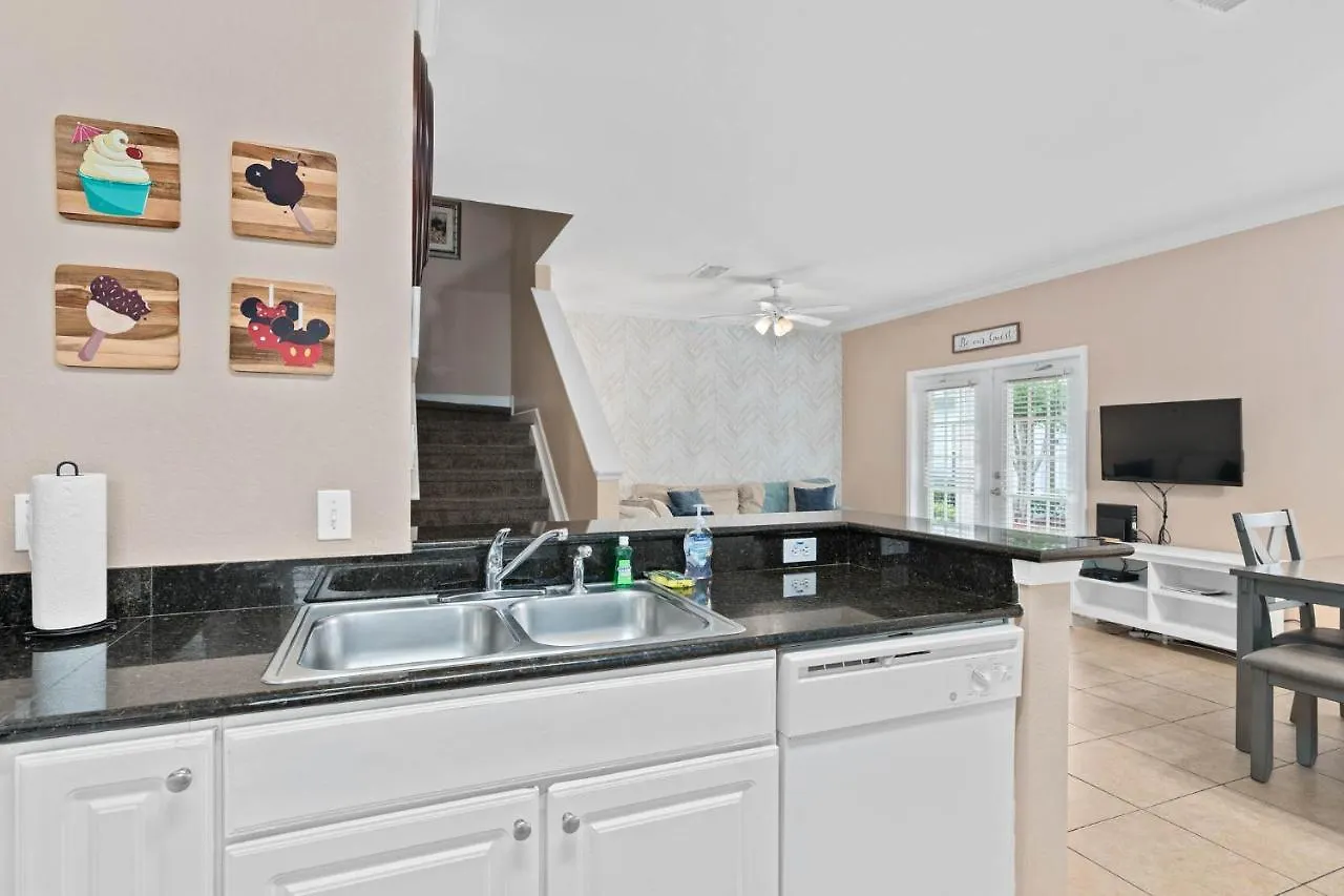 Charming Townhouse With 2 King & Amazing Pool Only 10 Mins To