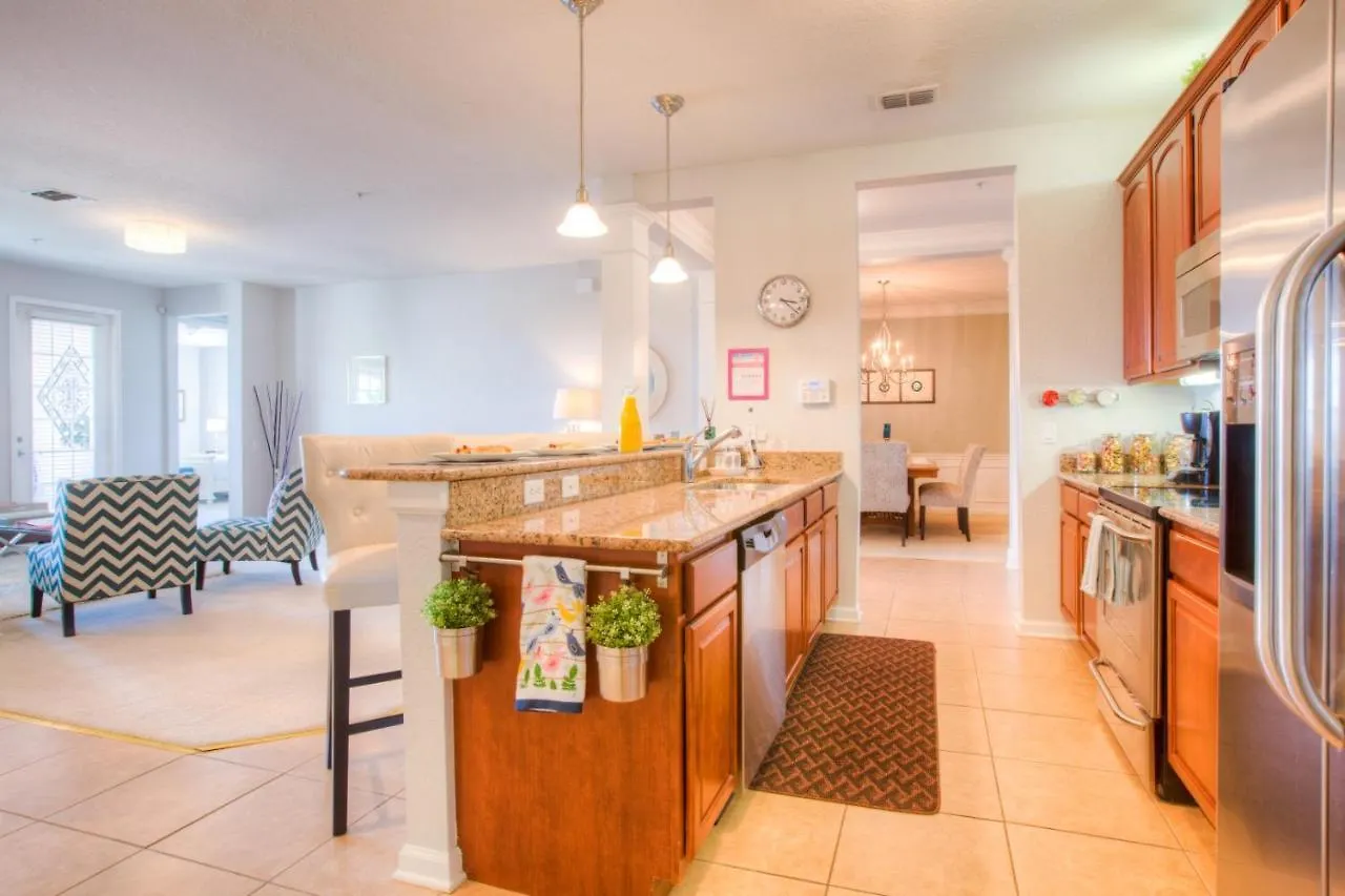 Stunning Lakeview Wprivate Balcony *