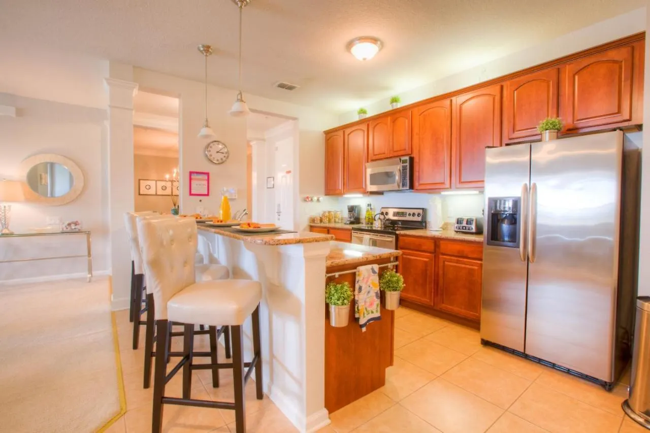 Stunning Lakeview Wprivate Balcony *