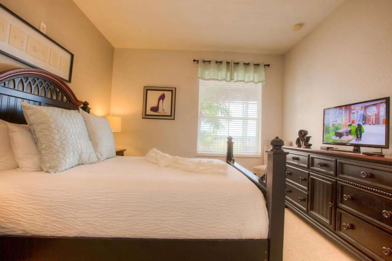 Stunning Lakeview Wprivate Balcony