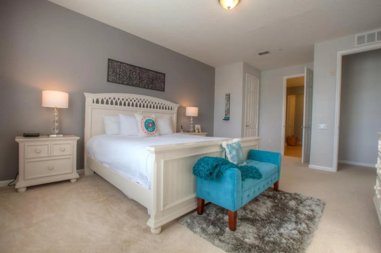 Stunning Lakeview Wprivate Balcony *