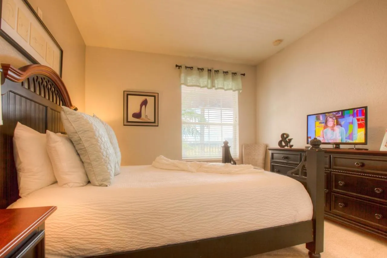 Stunning Lakeview Wprivate Balcony Apartment