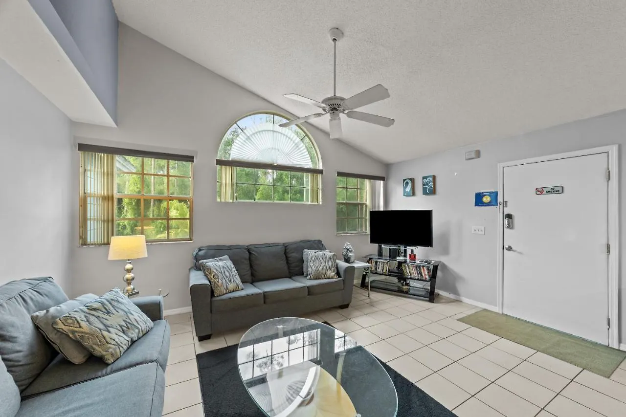 Mickey's Backyard Neighbor! 2 Bedrooms Holiday home *
