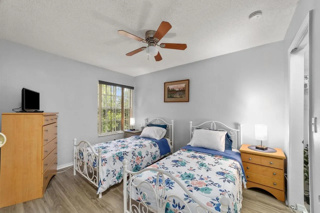 Holiday home Mickey's Backyard Neighbor! 2 Bedrooms *