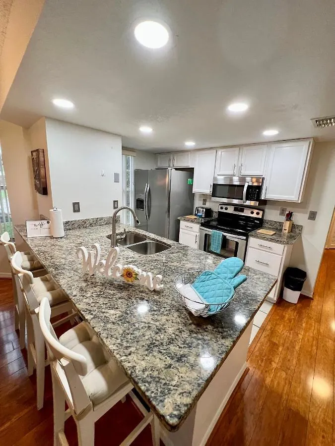 Grand Deluxe 3br Near Parks Apartment