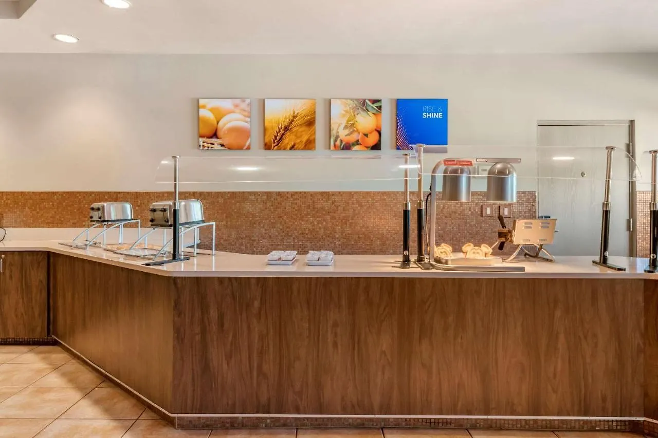 Отель Comfort Maingate East Селебрейшн