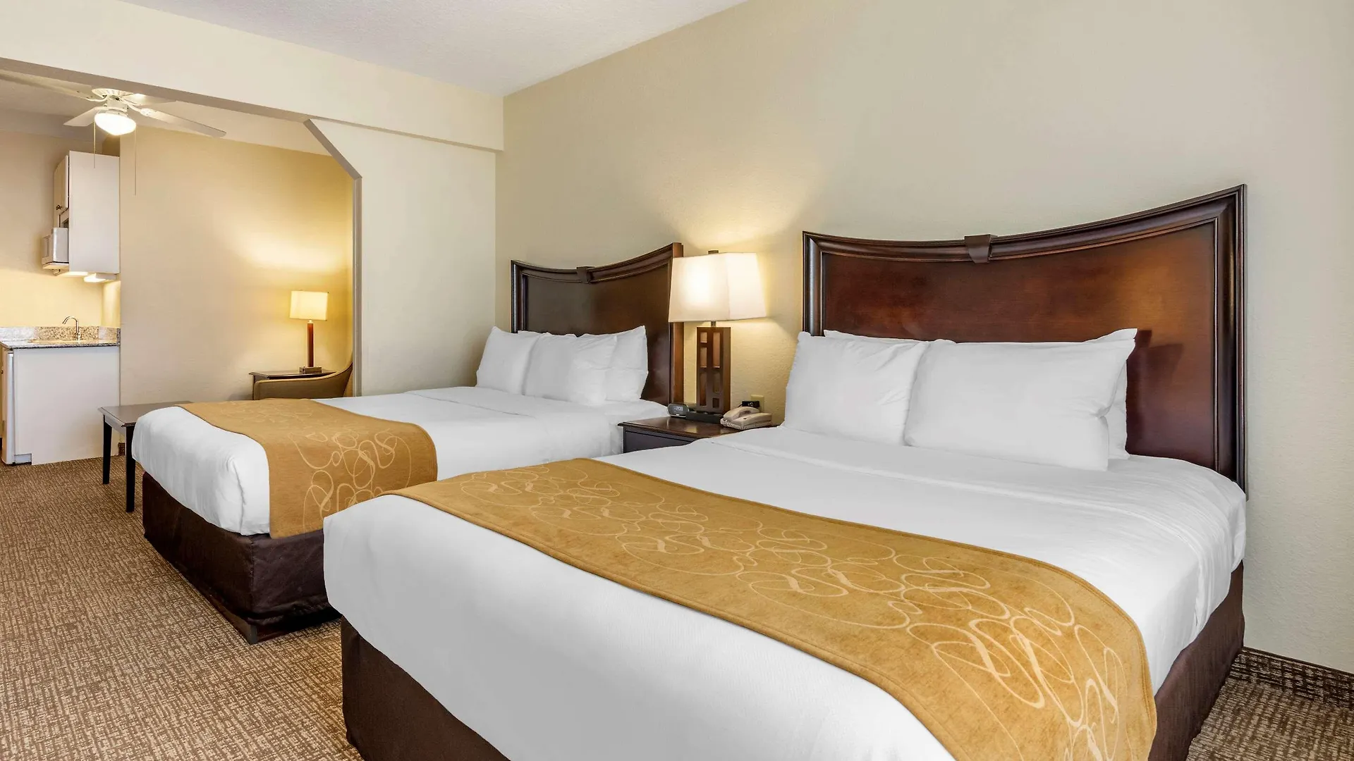 Comfort Maingate East Отель Селебрейшн