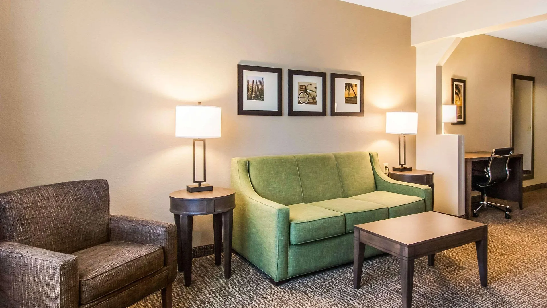 Comfort Maingate East Селебрейшн