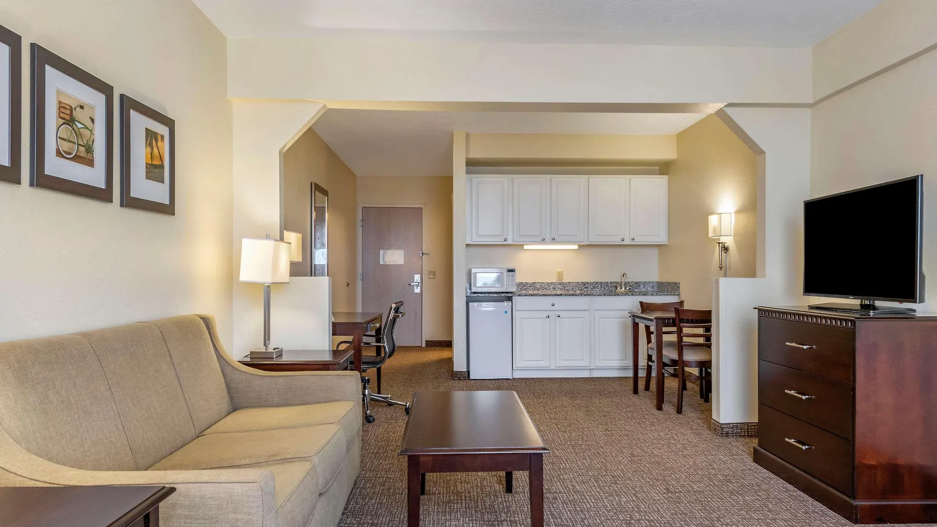 Comfort Maingate East Селебрейшн