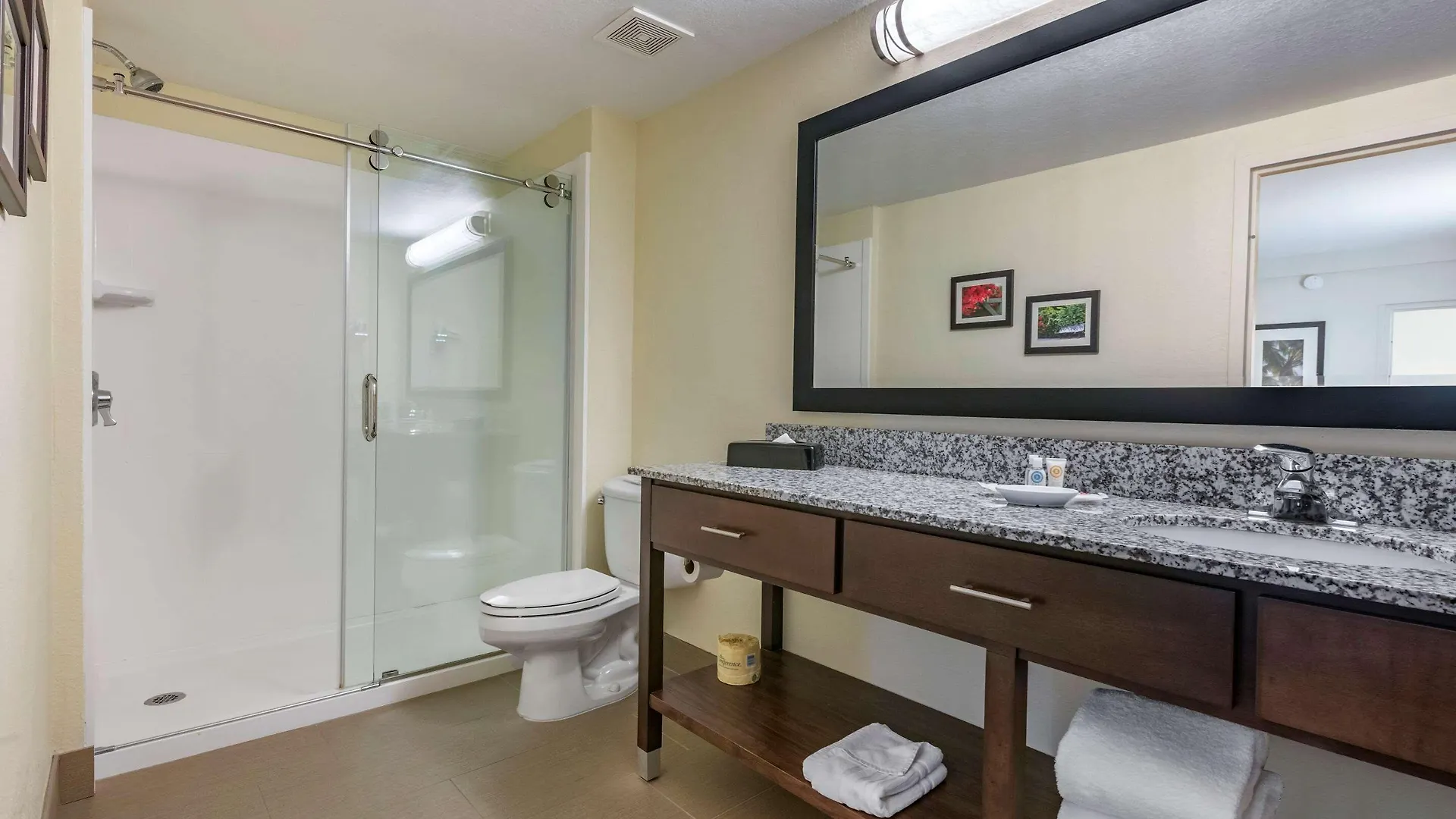 Comfort Maingate East Селебрейшн