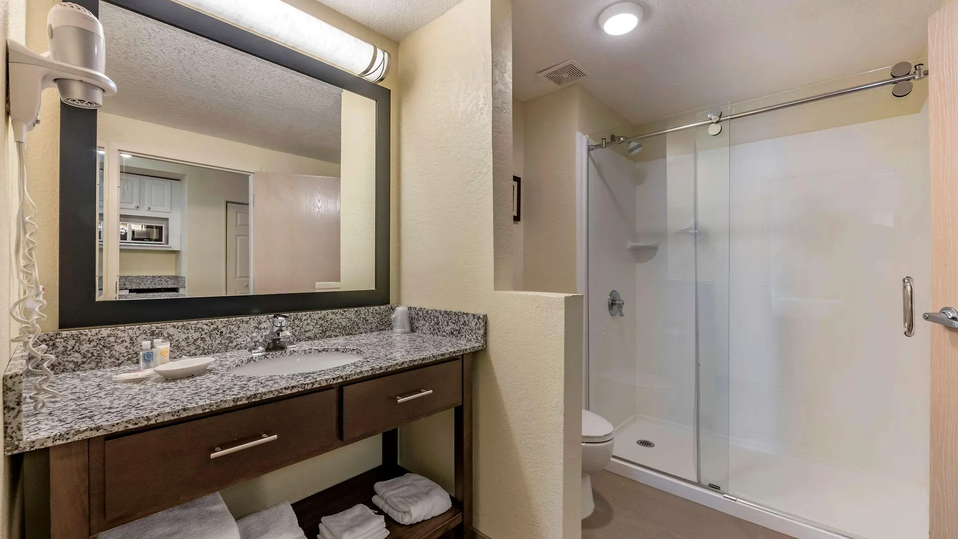 Comfort Maingate East Селебрейшн