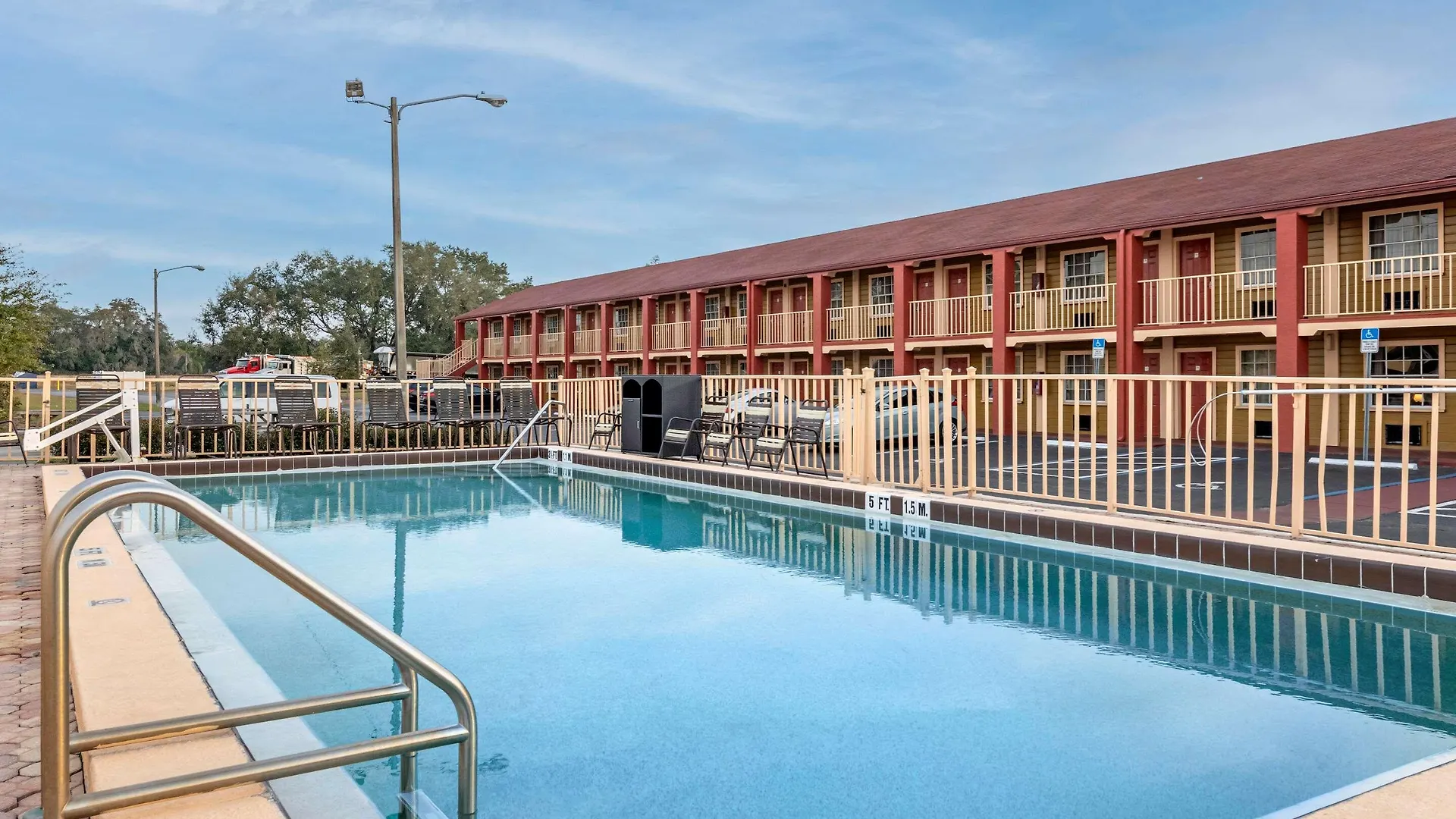 Hotel Econo & Maingate Central 2*