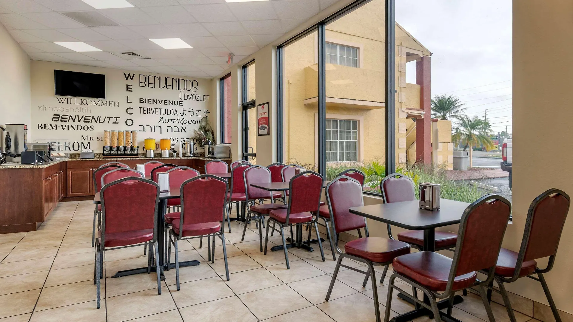 Hotel Econo & Maingate Central 2*