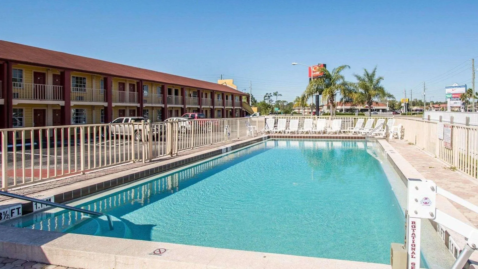 Hotel Econo & Maingate Central 2*