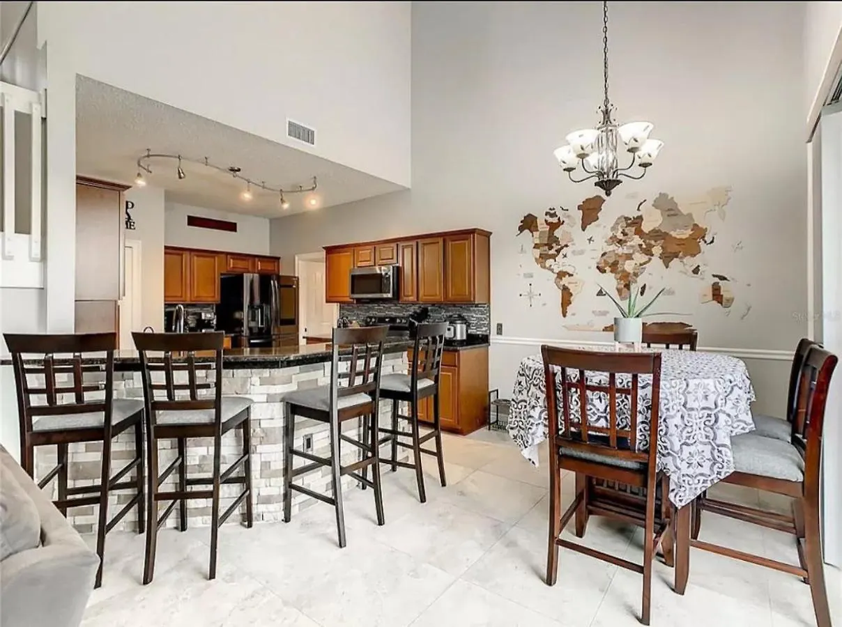 Beautiful And Spaces 5 Bedroom Close To