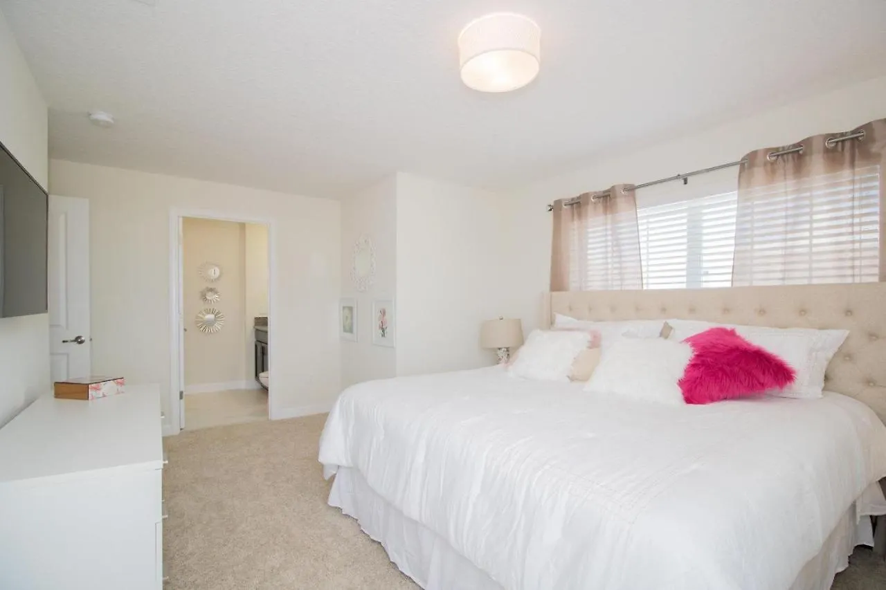 Storey Amenities Include And Private Pool Nyaraló *