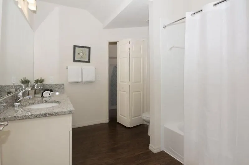 3 Bedrooms - 2 Bathrooms - West Lucaya 3232 Wa