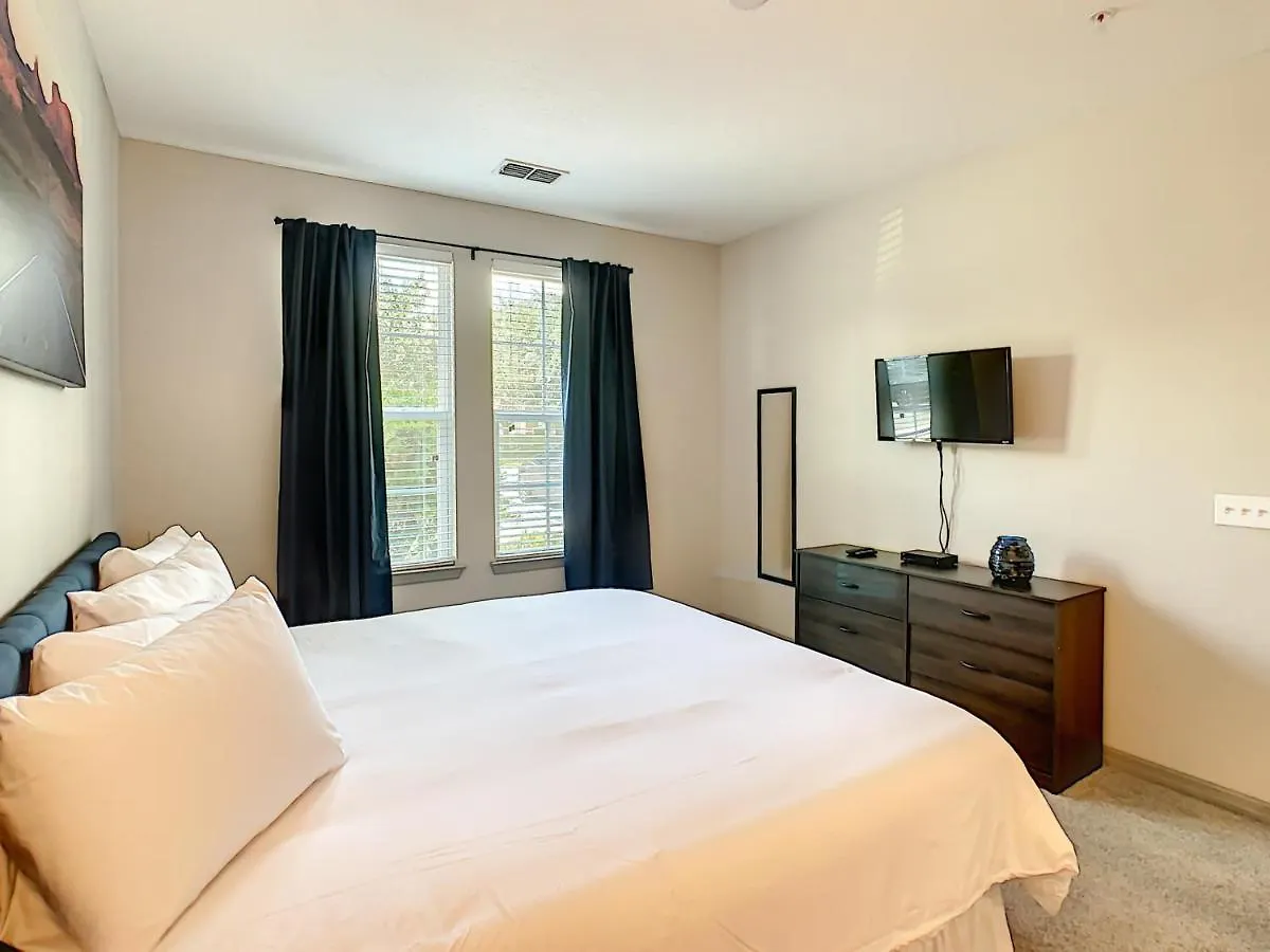 King Bed, Great Amenities, And Disney Calling You