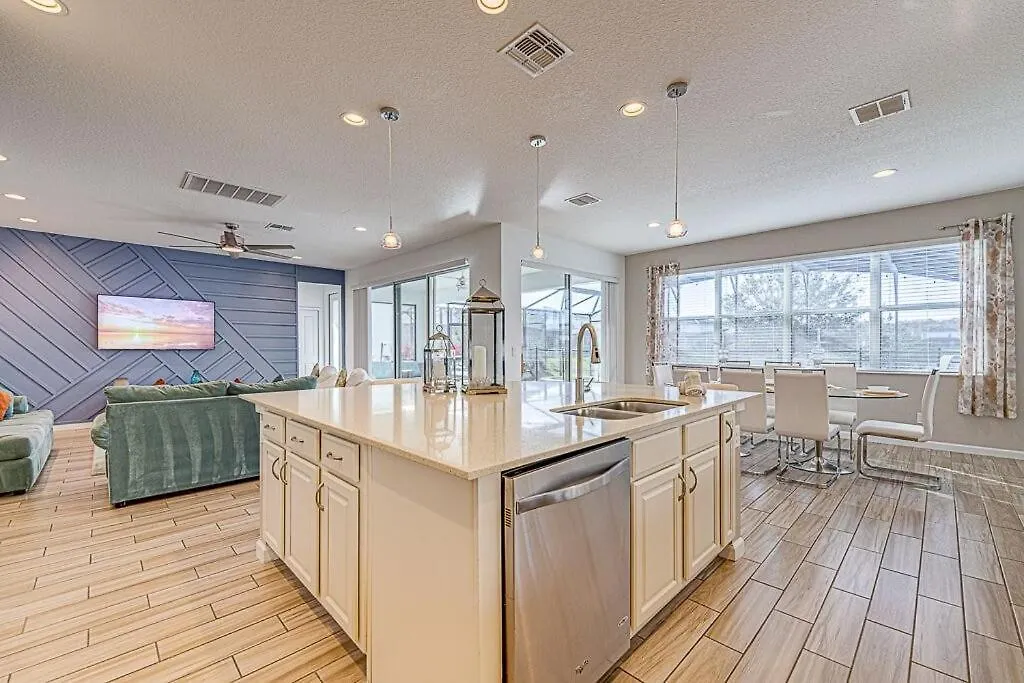 #371-stunning 6 Bed With Modern Decor, South Facing Pool And Overlooking Water * Kissimmee
