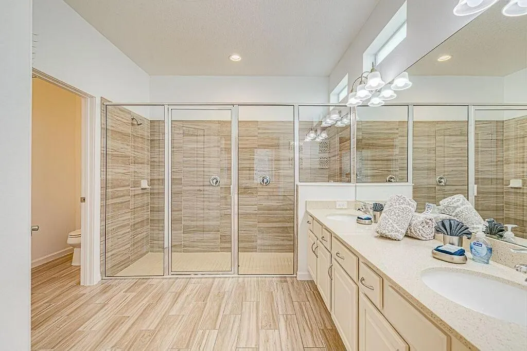 #371-stunning 6 Bed With Modern Decor, South Facing Pool And Overlooking Water Villa