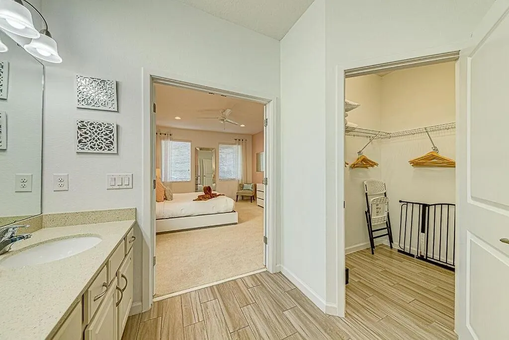 #371-stunning 6 Bed With Modern Decor, South Facing Pool And Overlooking Water * Kissimmee