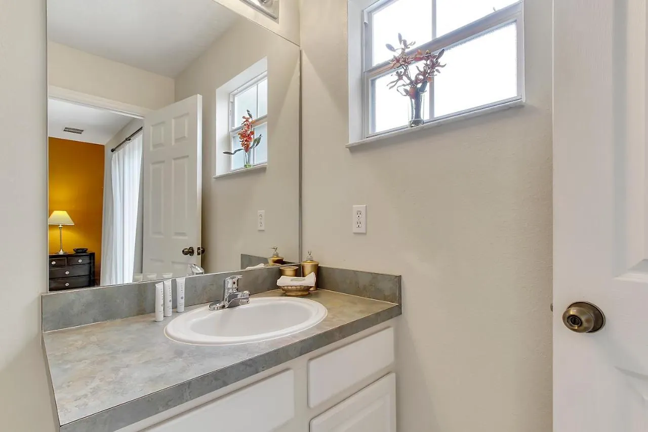 Emerald Delight 3 Bed Townhome Near