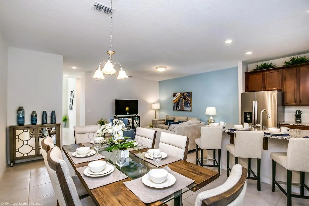 Beautiful Townhome Wpool &free Access Holiday home *