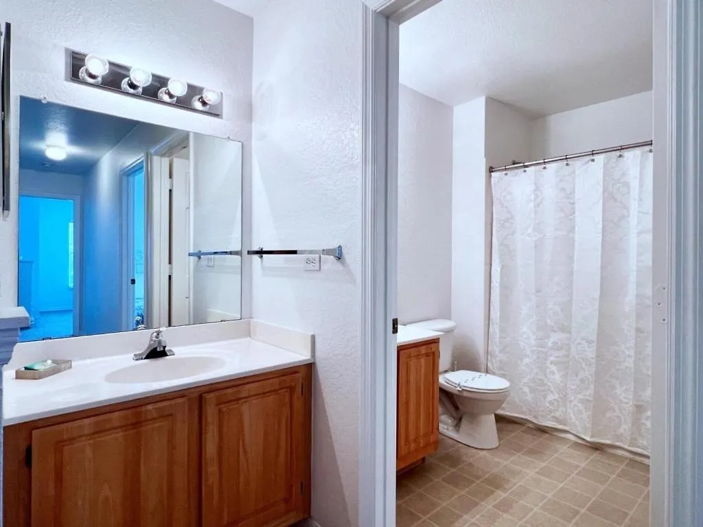 Lovely Family Townhome In Great Location-2200scd Townhouse