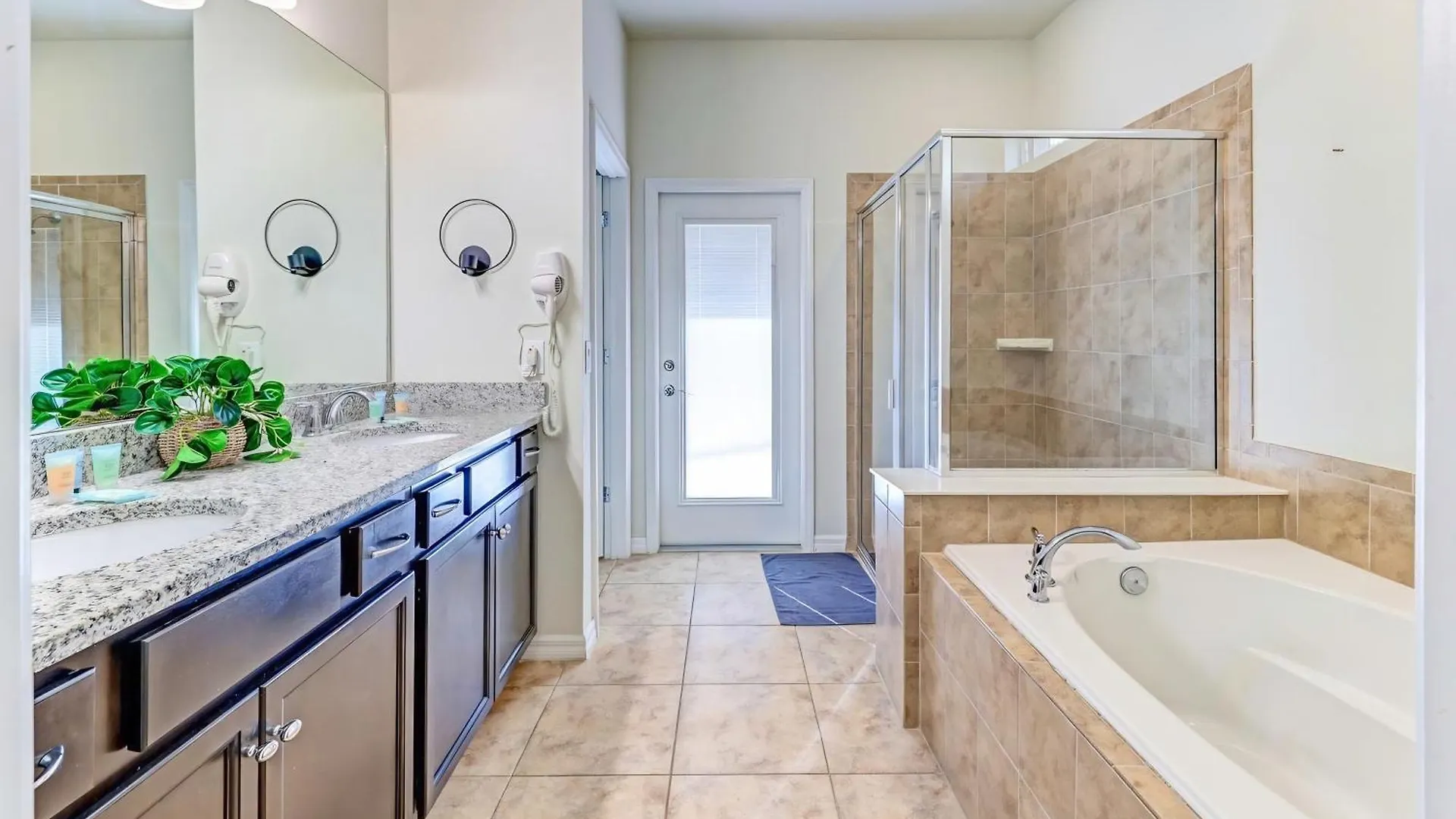 Magnificent W Pool In Windsor At Westside Villa *