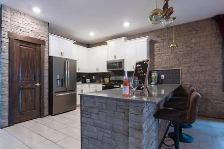 Magical Muggle Mansion Pool & Sleeps 23 Holiday home *
