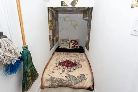 Magical Muggle Mansion Pool & Sleeps 23 Holiday home *