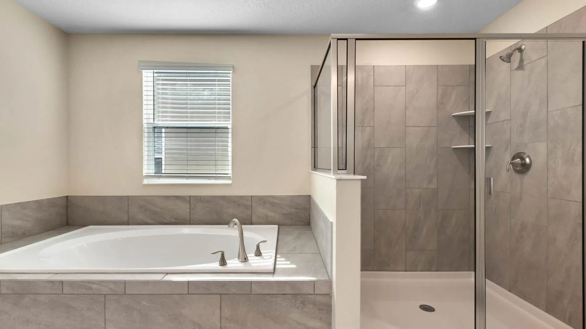 6 Bedrooms - 6 Bathrooms - Storey 2851 Bd Kissimmee