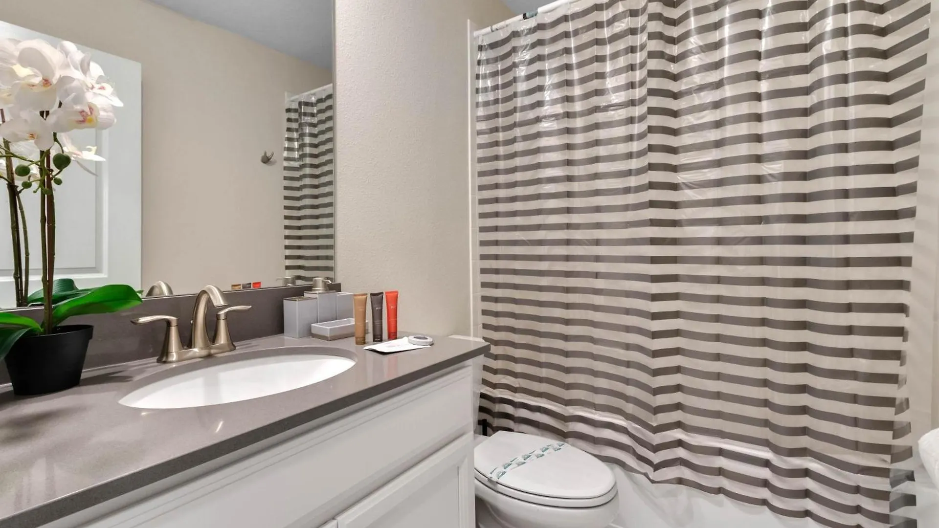 6 Bedrooms - 6 Bathrooms - Storey 2851 Bd Сasa de vacaciones *