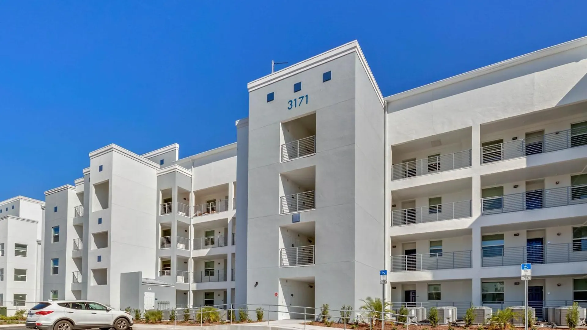 3 Bedroom- 2 Bathroom Storey 3171-308 Pc Lejlighed