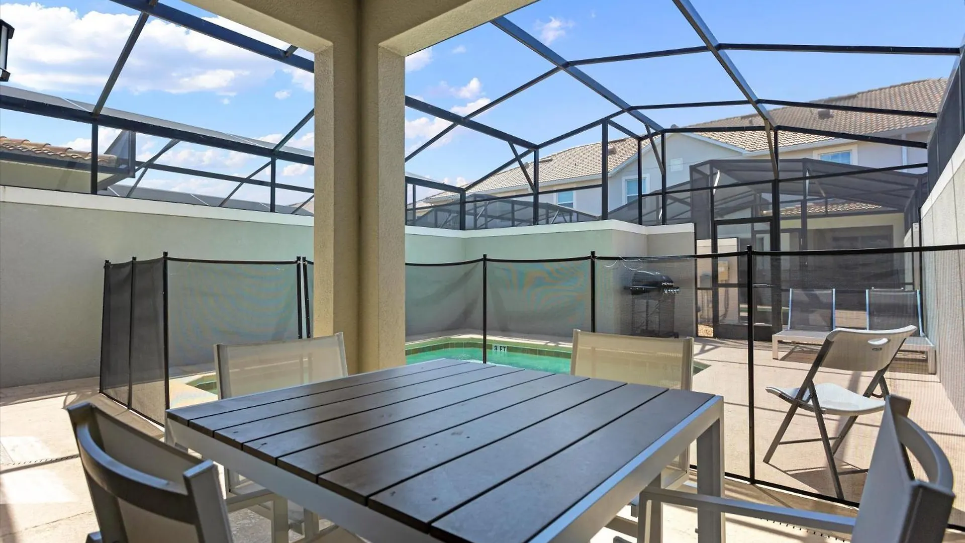 4 Bedroom- 3 Bathroom Storey 4818 Ml Holiday home