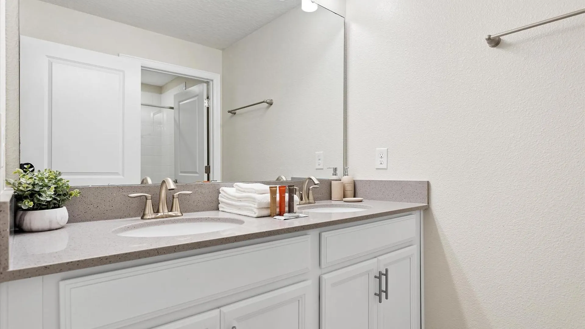 4 Bedroom- 3 Bathroom Storey 4818 Ml * Kissimmee