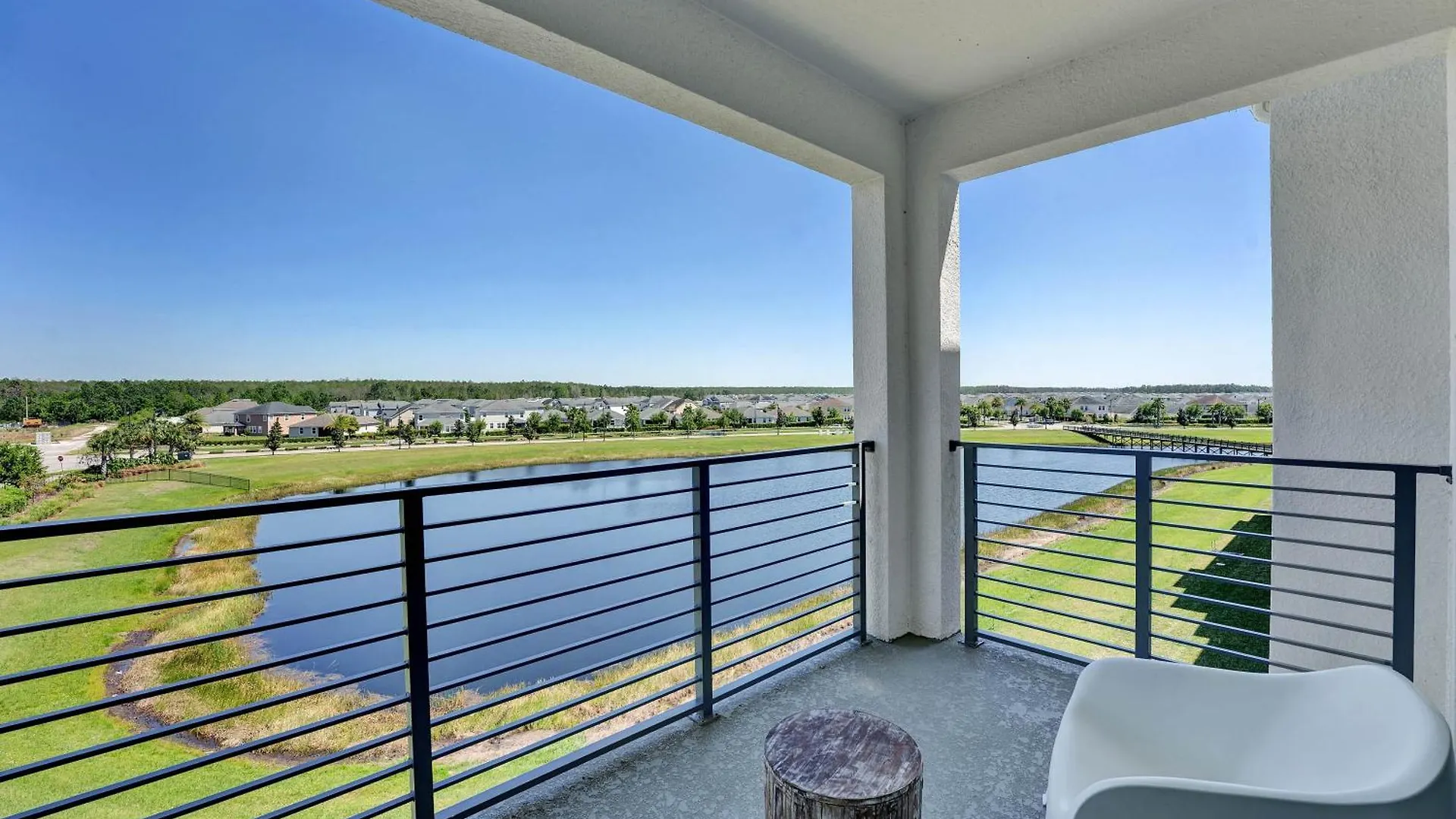 2 Bedrooms- 2 Bathrooms- Storey 3191-405 Pc Kissimmee