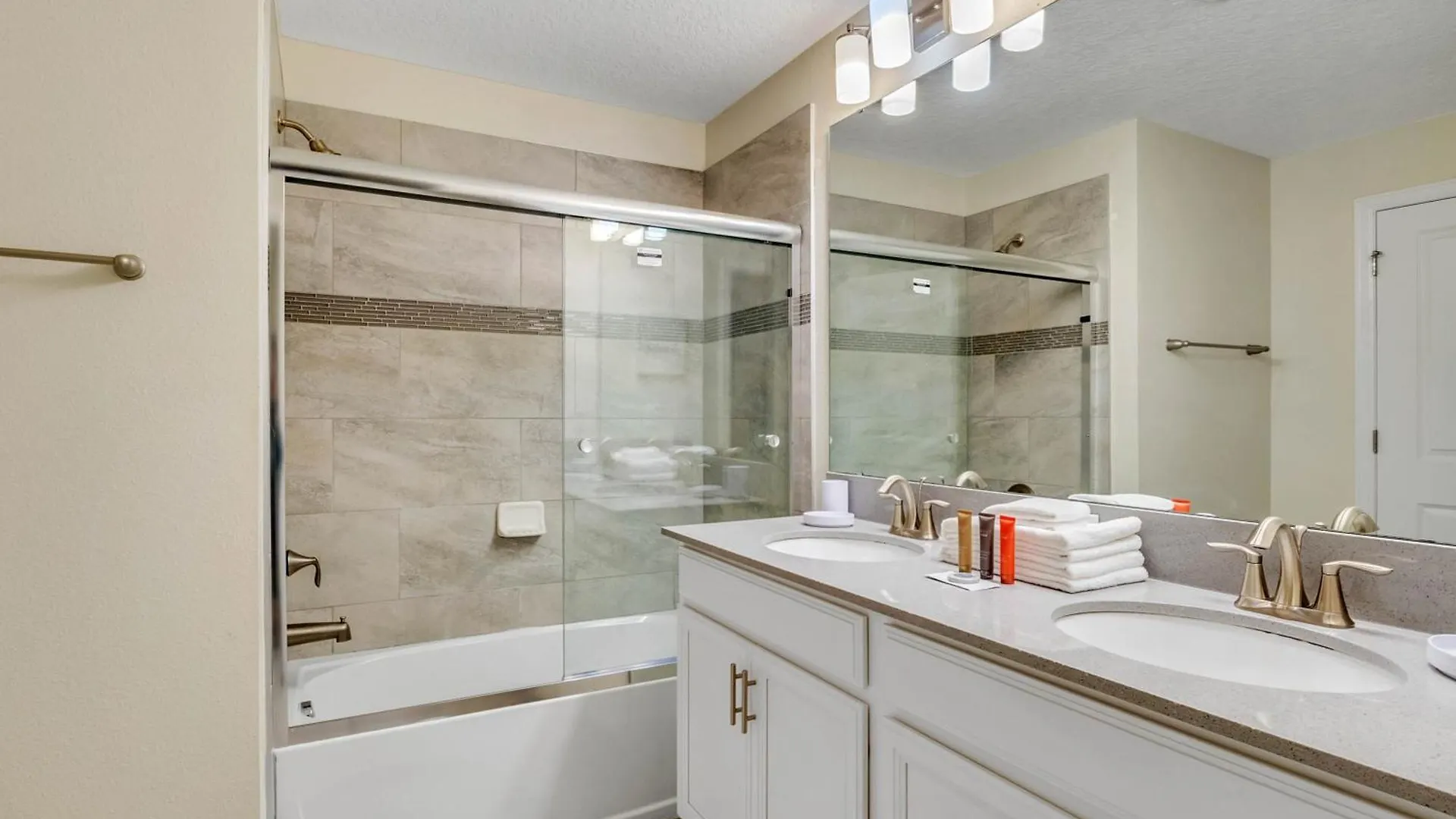 4 Bedrooms - 3 Bathrooms - Storey 4969 Wa Kissimmee