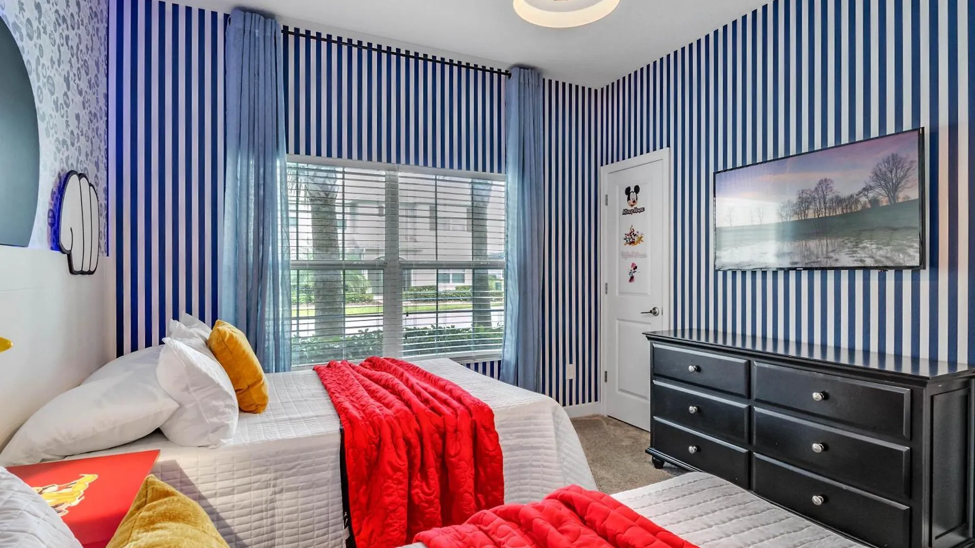 4 Bedrooms - 3 Bathrooms - Storey 4969 Wa *