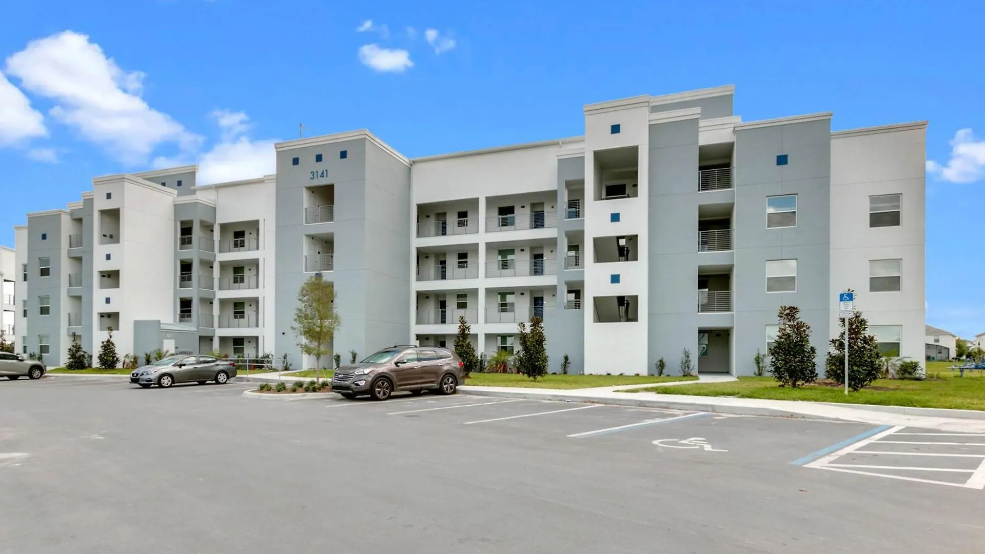 3 Bedrooms - 3 Bathrooms - Storey 3141-208 Pc *