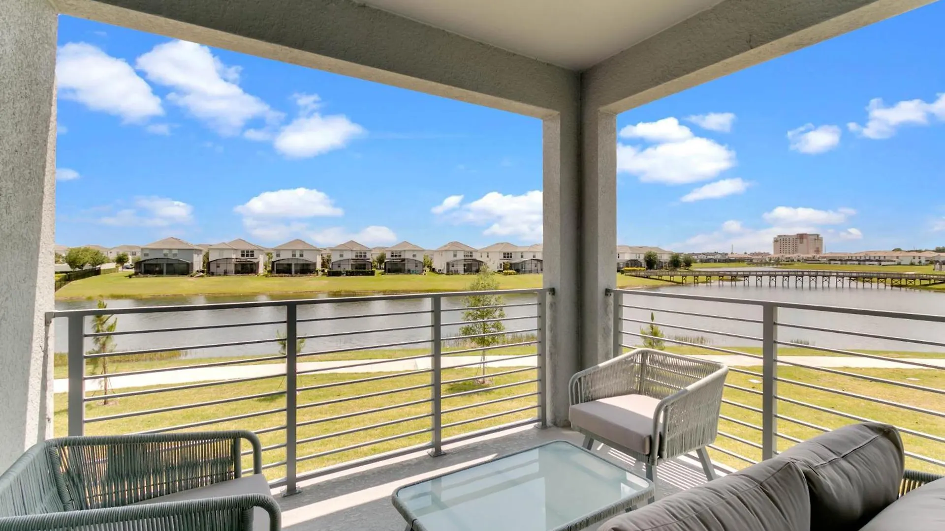 3 Bedrooms - 3 Bathrooms - Storey 3141-208 Pc Apartment *