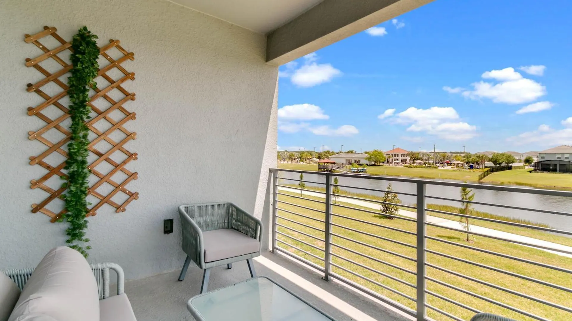 3 Bedrooms - 3 Bathrooms - Storey 3141-208 Pc Kissimmee