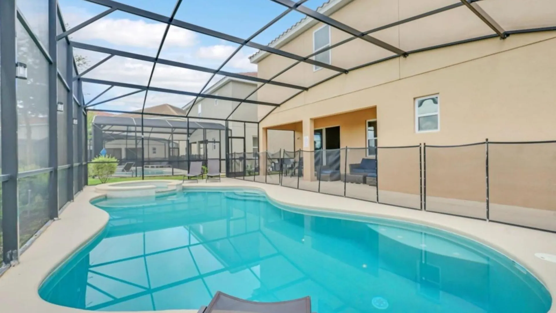 Marvelous 11 Bedroom Pool Few Miles From World