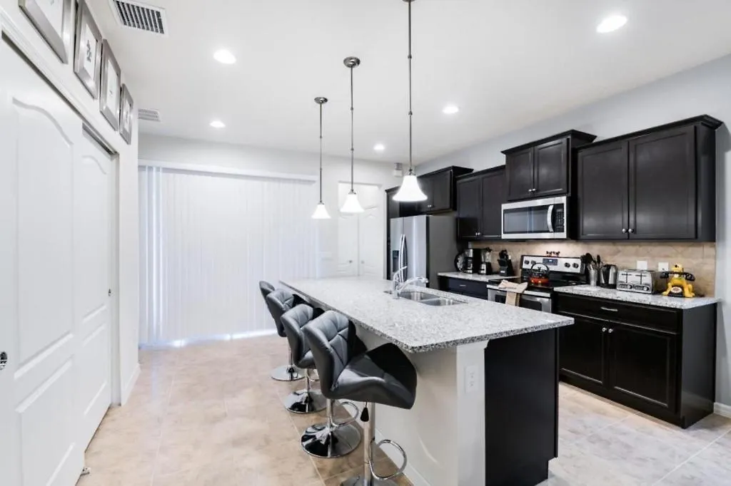 5 Bedrooms- 5,5 Bathrooms- Windsor 1836 Gd 度假居