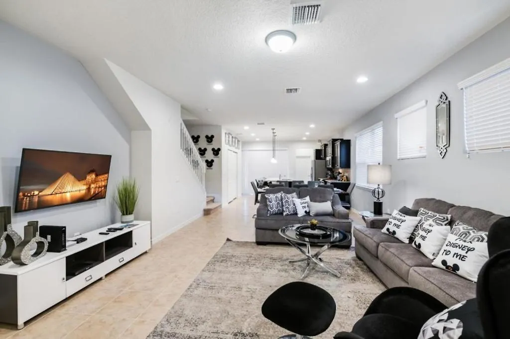 5 Bedrooms- 5,5 Bathrooms- Windsor 1836 Gd