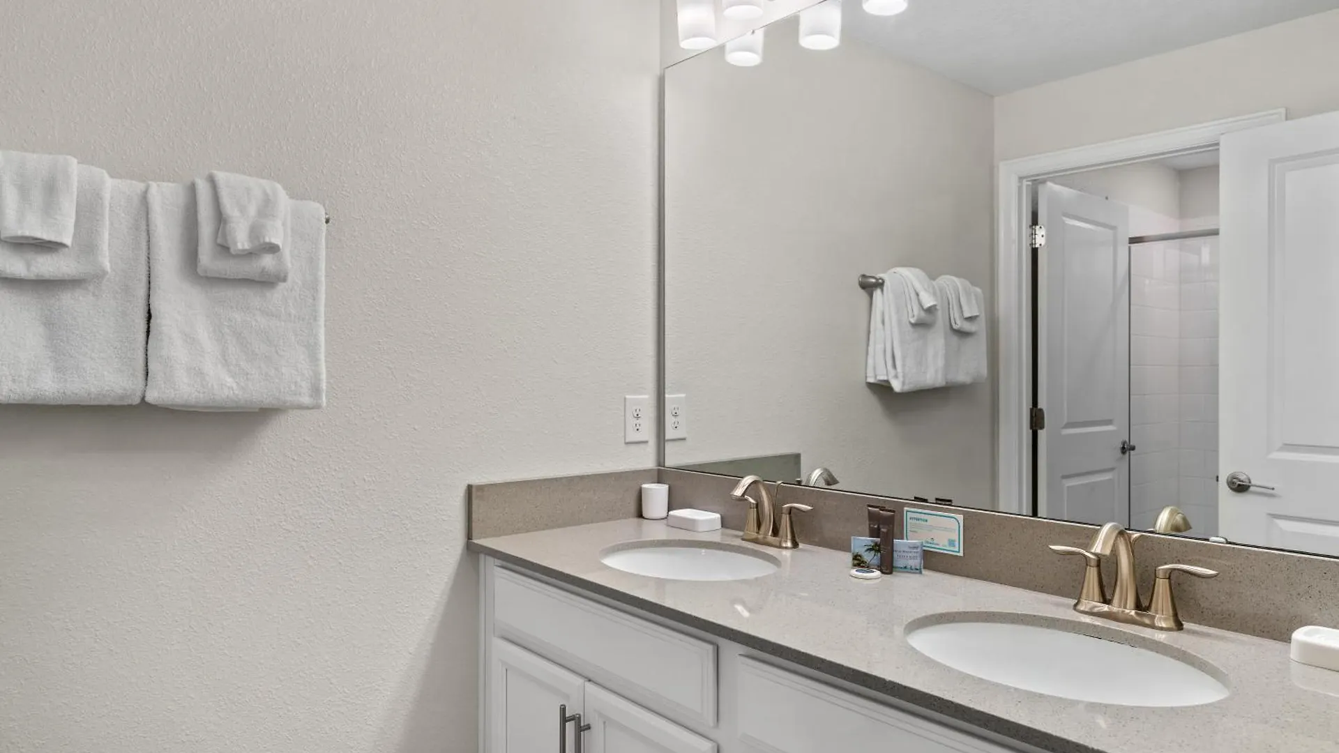 Comfy Townhome 8 Min To Stl120 Holiday home