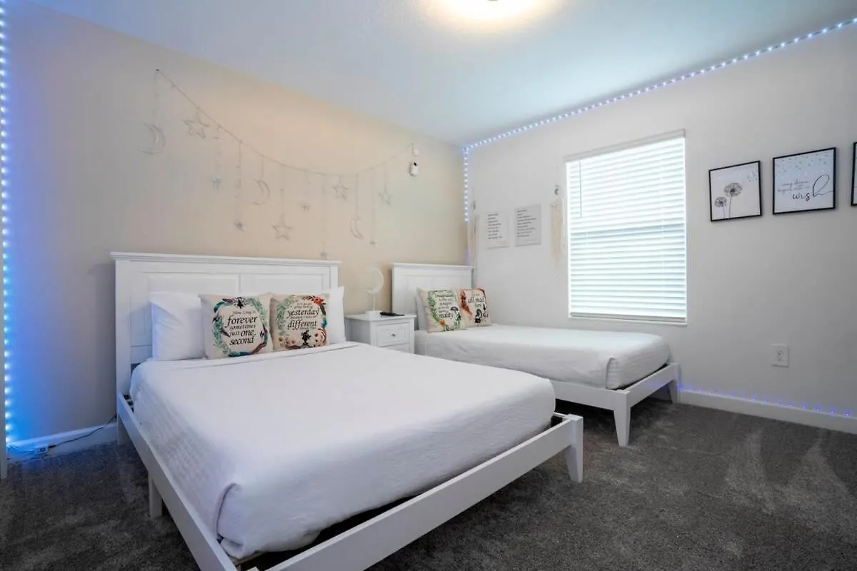 Gorgeous 4 Bedroom W Screened Pool Close To 2653 펜션 키시미