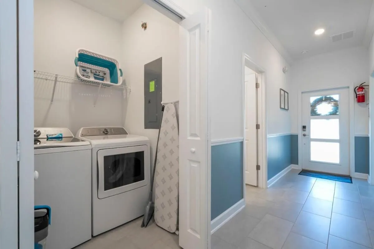 Wonderful 5 Bd W Pool @ Storey 2545 *