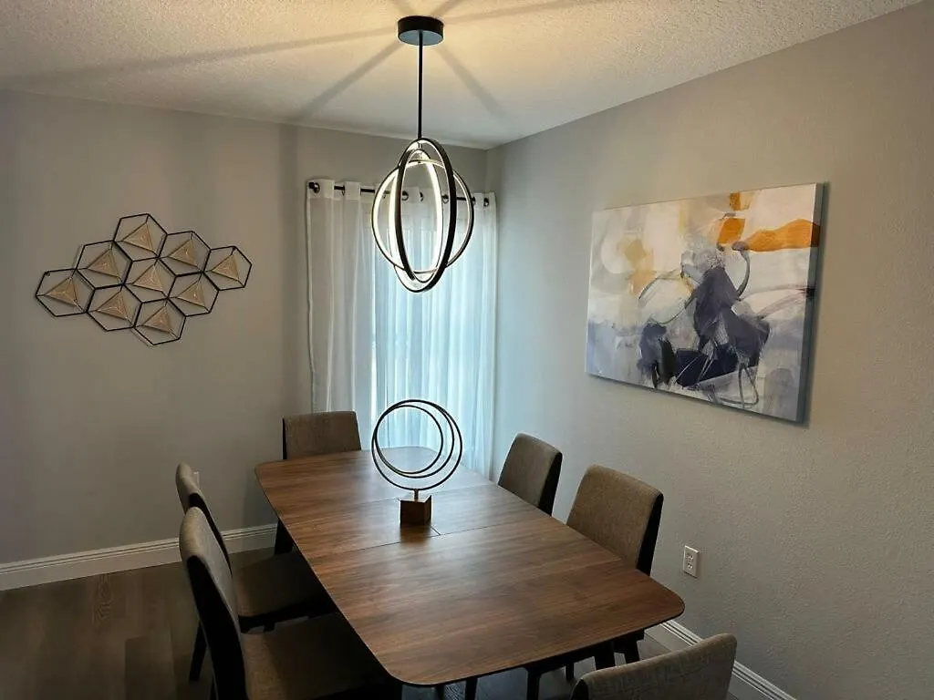 Cozy Near With 3 Bedrooms Apartment