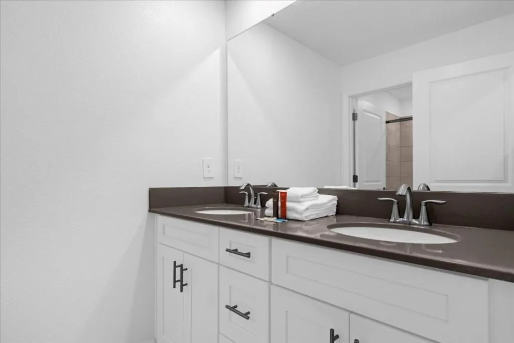 4 Bedrooms- 3 Bathrooms- Storey 2621 Ss * Kissimmee